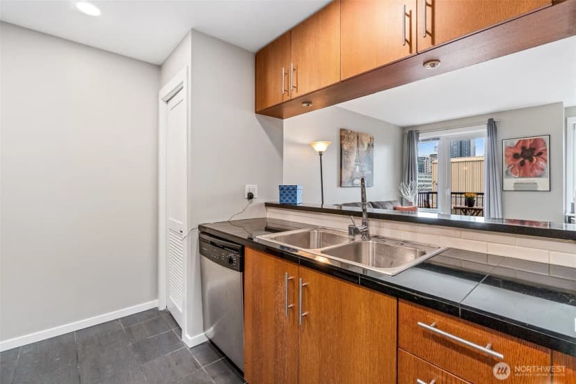 Property photo for 2721 1st Avenue #809, Seattle photo 3