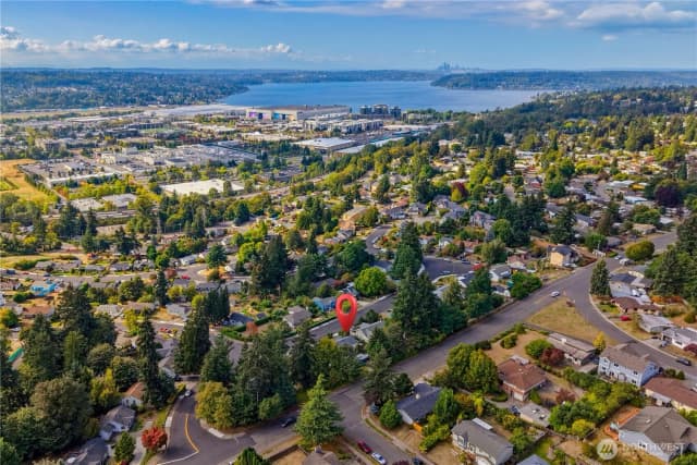 Property photo for 504 Windsor Park Ne, Renton photo 2