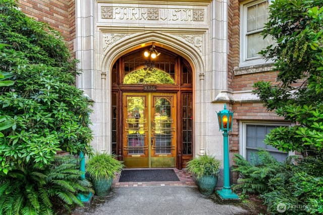 Property photo for 5810 Cowen Place Ne #310, Seattle photo 3