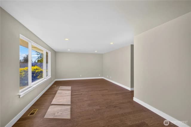 Property photo for 1550 Ne 8th Avenue, Oak Harbor photo 3