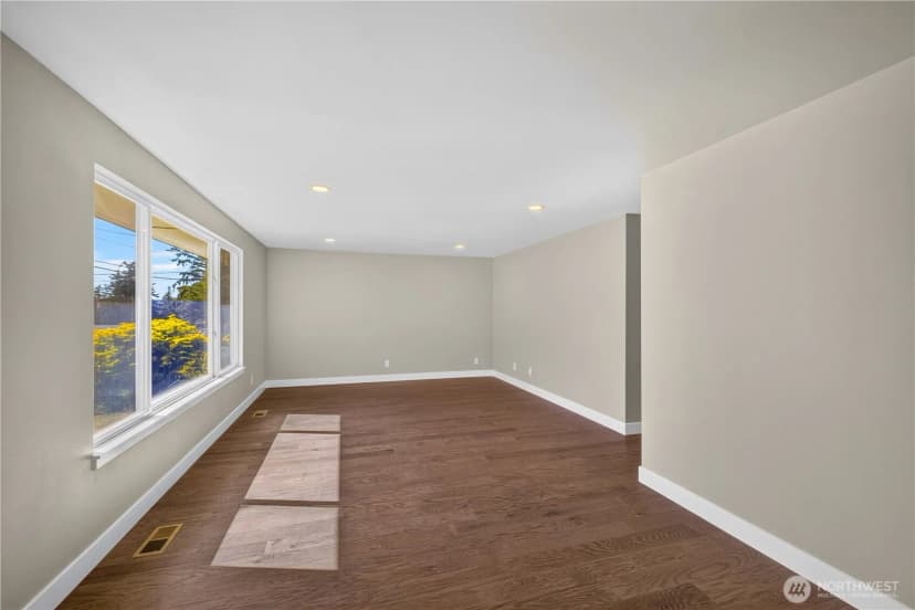 Property photo for 1550 Ne 8th Avenue, Oak Harbor photo 3