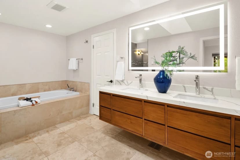 Property photo for 13605 Ne 48th Place, Bellevue photo 15