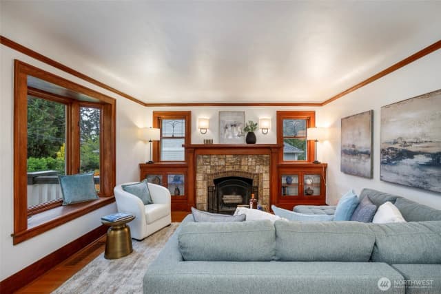 Property photo for 1011 Ne 103rd Street, Seattle photo 3