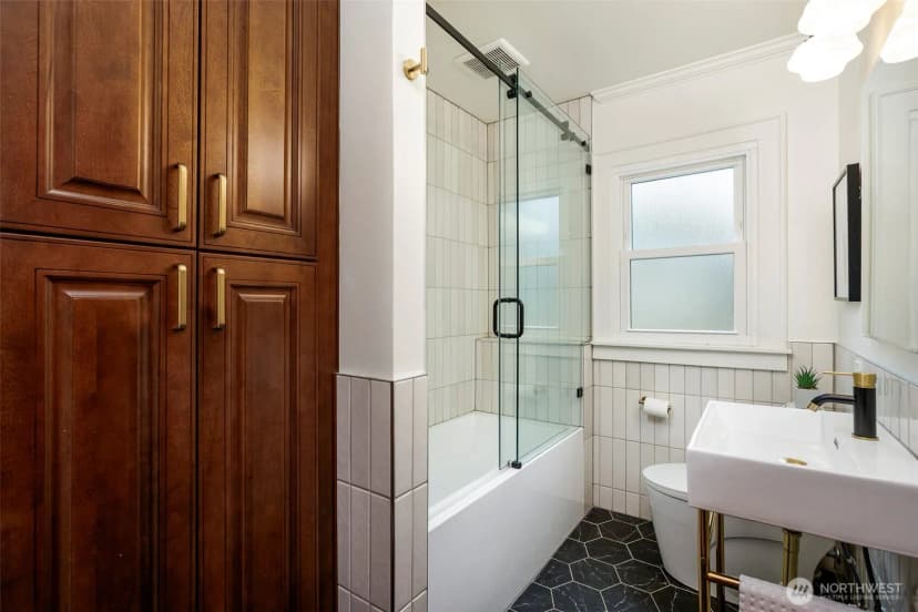 Property photo for 1011 Ne 103rd Street, Seattle photo 17