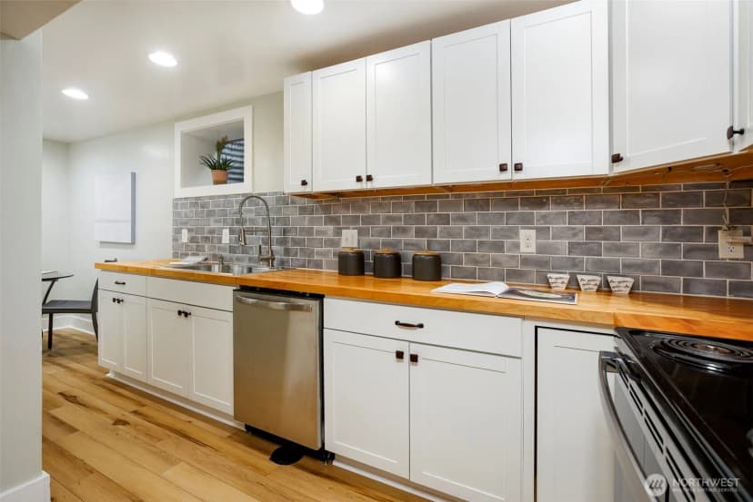 Property photo for 1011 Ne 103rd Street, Seattle photo 24