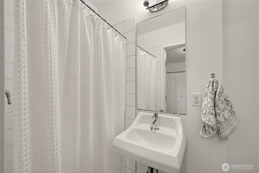 Property photo for 3014 Ne 140th Street #b, Seattle photo 8