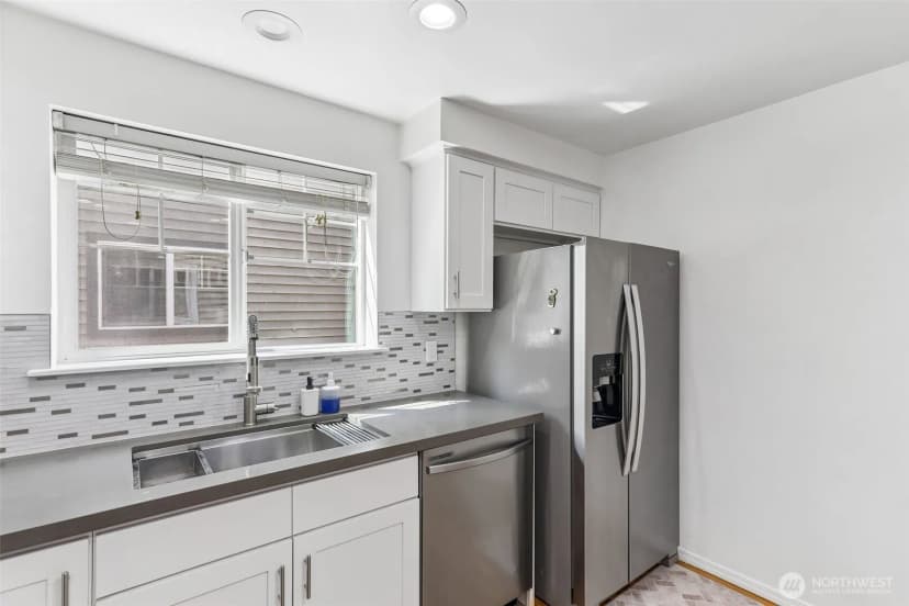 Property photo for 12333 28th Avenue Ne #b, Seattle photo 15