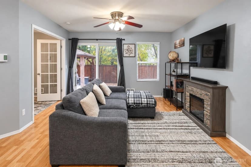 Property photo for 996 G Street Sw, Tumwater photo 2