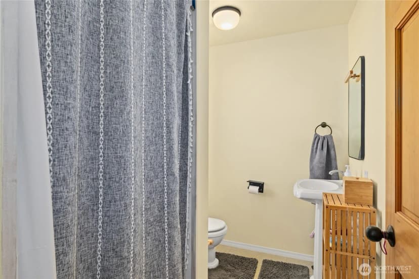 Property photo for 201 W Pennsylvania Avenue, Roslyn photo 25