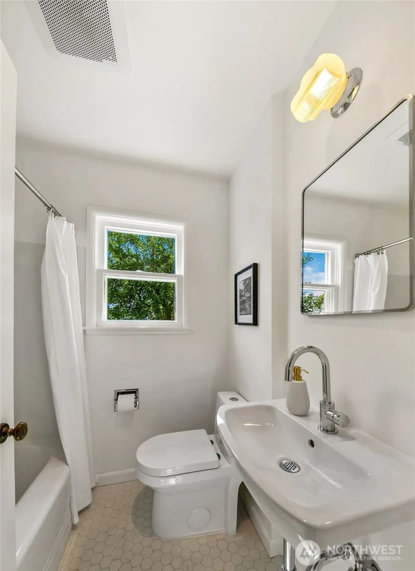 Property photo for 1015 N 40th Street, Seattle photo 9