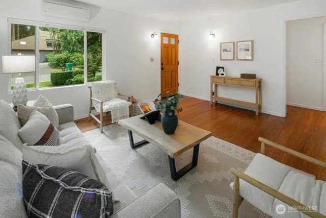 Property photo for 3042 Ne 94th Street, Seattle photo 4