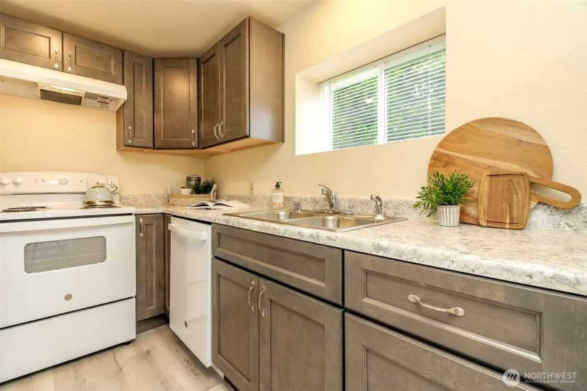 Property photo for 105 S 70th Street, Tacoma photo 3