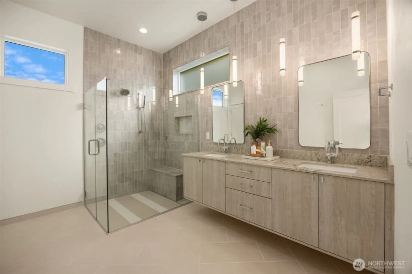 Property photo for 4413 2nd Avenue Ne, Seattle photo 9