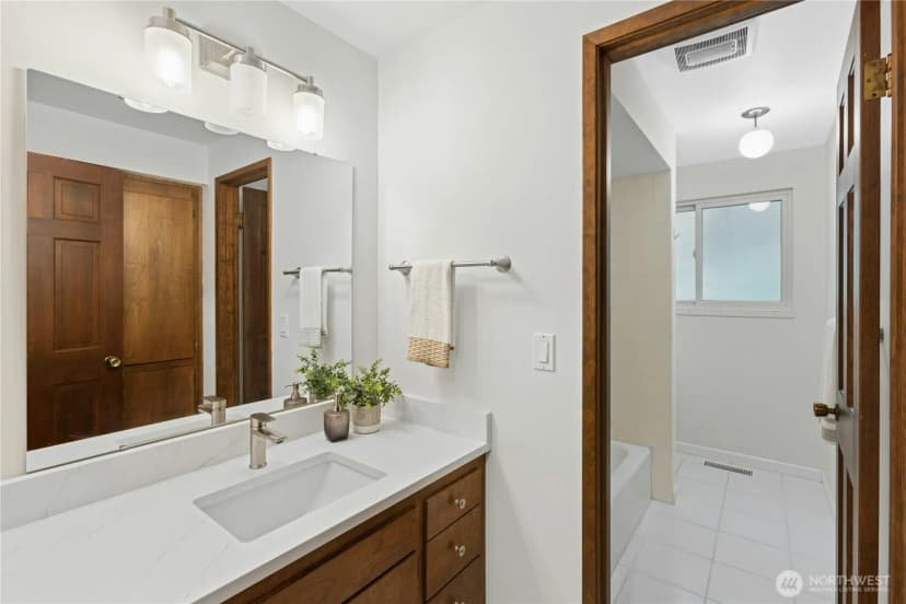 Property photo for 14406 Ne 11th Place, Bellevue photo 22