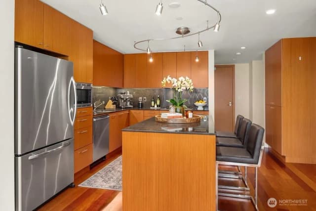 Property photo for 909 5th Avenue #502, Seattle photo 3