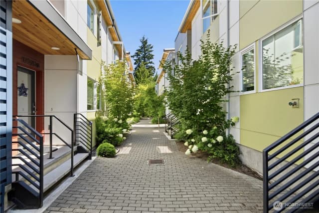 Property photo for 12516 15th Avenue Ne #a, Seattle photo 2
