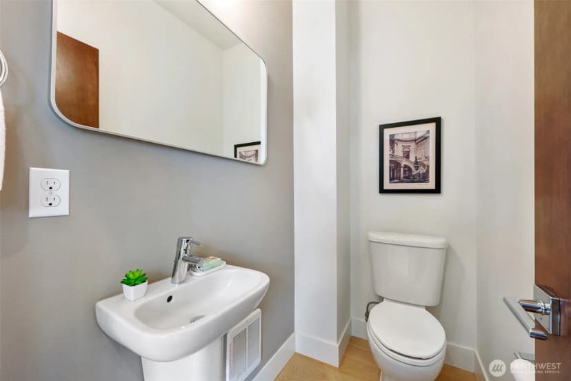 Property photo for 3022 4th Avenue W, Seattle photo 16