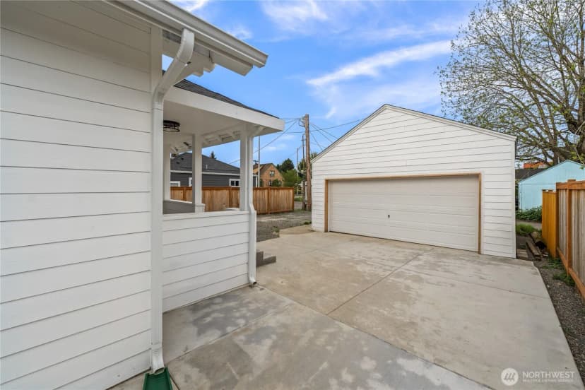 Property photo for 305 Meadow Avenue N, Renton photo 2