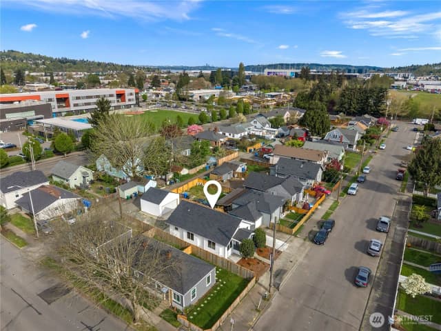 Property photo for 305 Meadow Avenue N, Renton photo 4