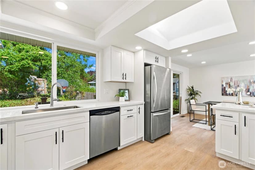 Property photo for 17219 Ne 16th Place, Bellevue photo 3