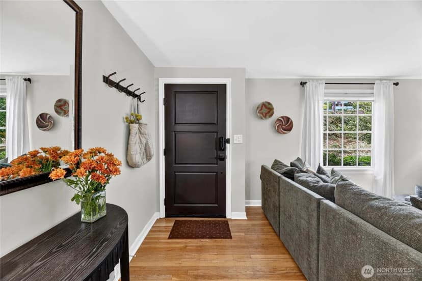 Property photo for 3826 Belvidere Avenue Sw, Seattle photo 2