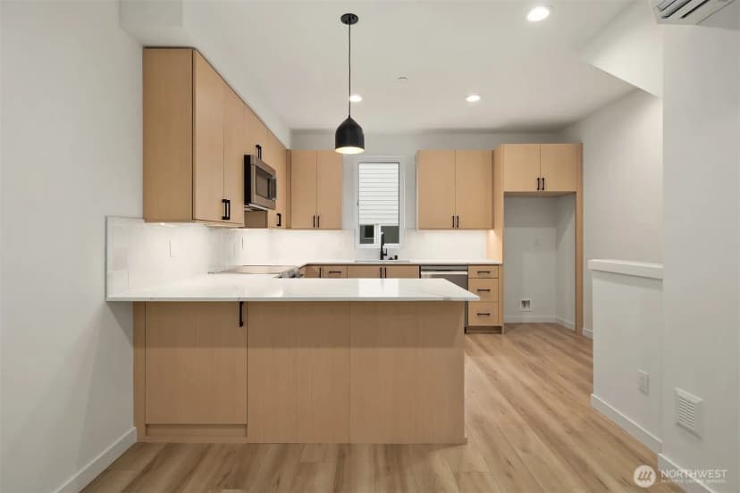Property photo for 805 Ne 71st Street, Seattle photo 3