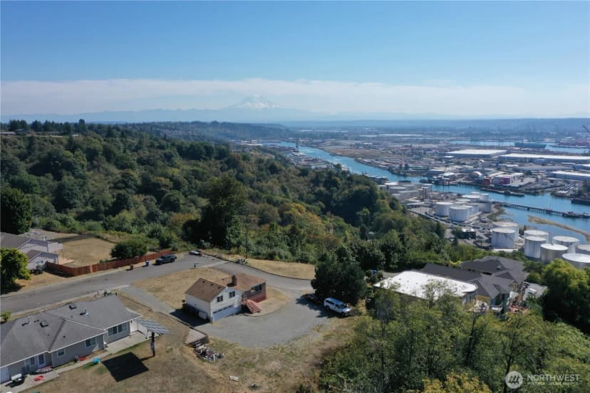 Property photo for 2914 44th Avenue Ne, Tacoma photo 4