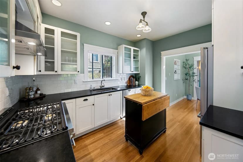 Property photo for 2320 Nob Hill Avenue N, Seattle photo 9