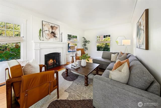 Property photo for 2320 Nob Hill Avenue N, Seattle photo 4