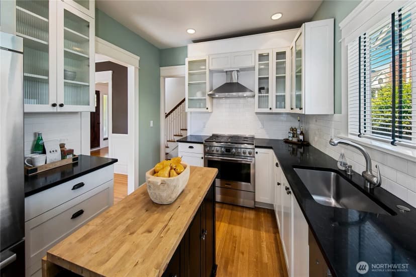 Property photo for 2320 Nob Hill Avenue N, Seattle photo 10
