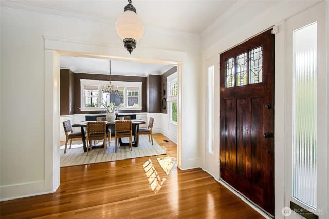 Property photo for 2320 Nob Hill Avenue N, Seattle photo 3