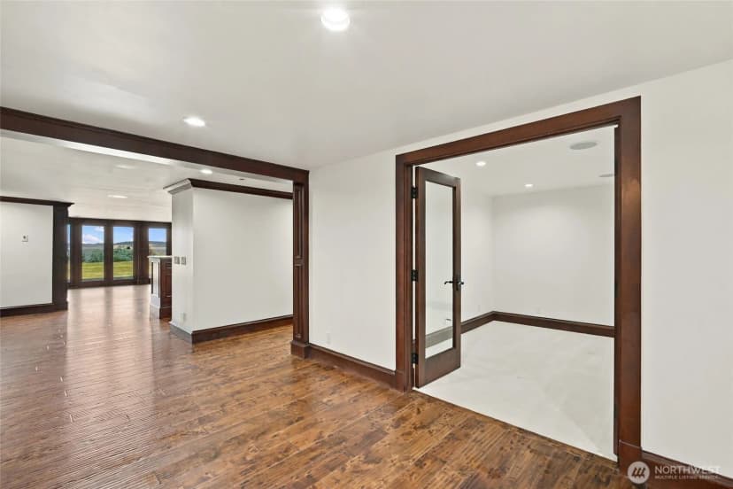 Property photo for 8711 Talbot Road, Edmonds photo 28