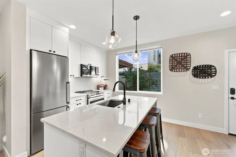 Property photo for 6016 California Avenue Sw #d, Seattle photo 8