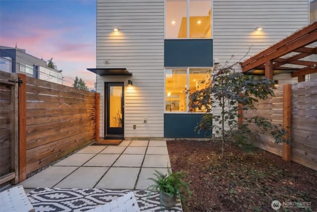 Property photo for 6016 California Avenue Sw #d, Seattle photo 2
