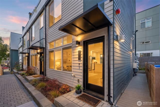 Property photo for 6016 California Avenue Sw #d, Seattle