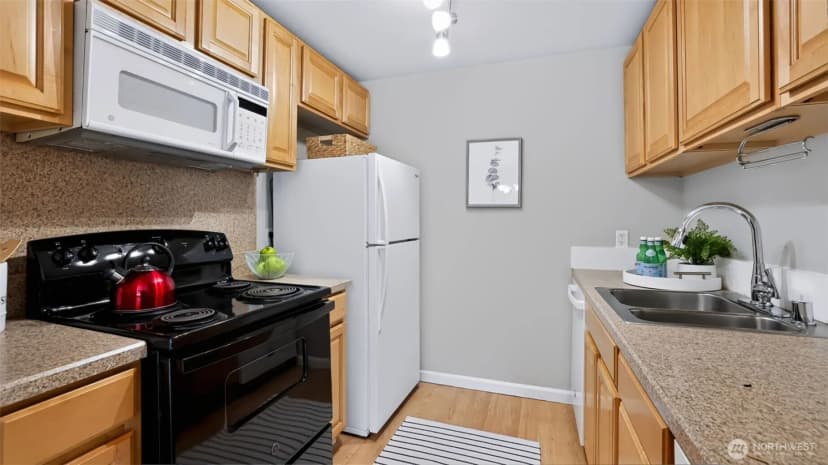 Property photo for 10403 Ne 115th Place #l46, Kirkland photo 8