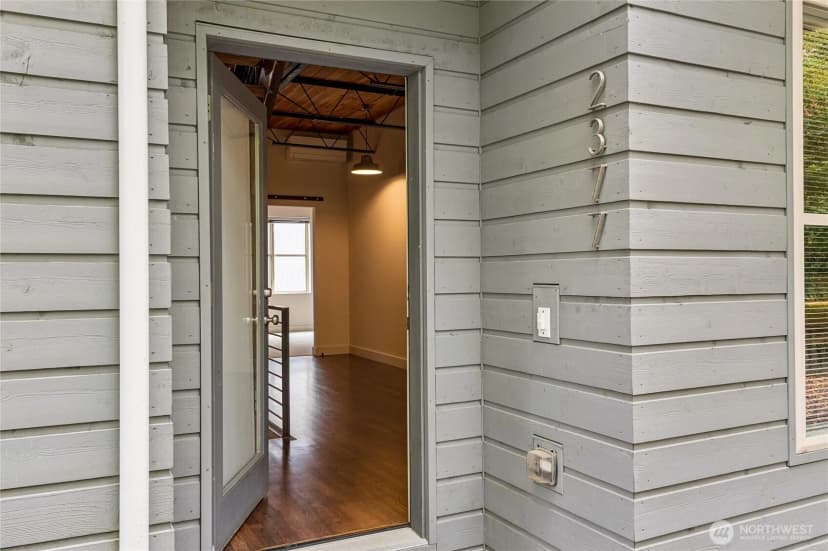 Property photo for 2377 Harbor Avenue Sw, Seattle photo 5