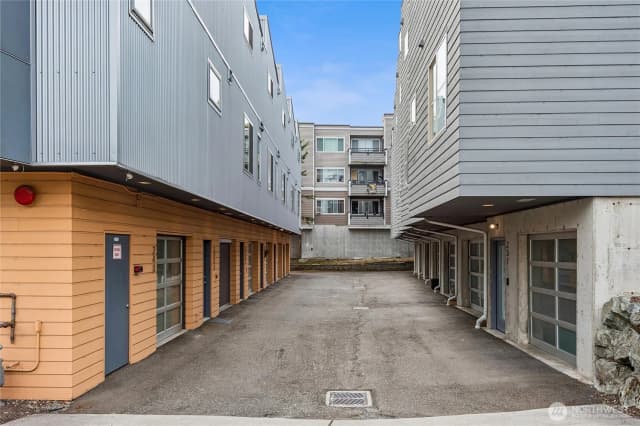 Property photo for 2377 Harbor Avenue Sw, Seattle photo 3