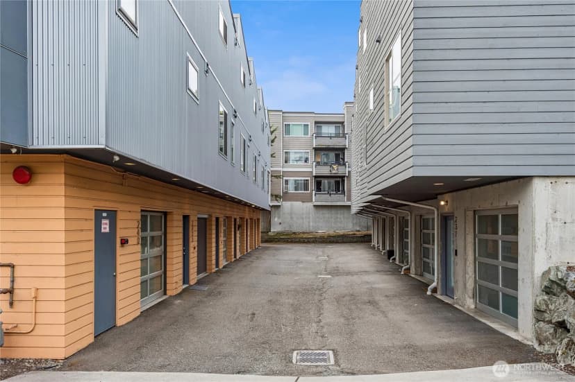 Property photo for 2377 Harbor Avenue Sw, Seattle photo 3