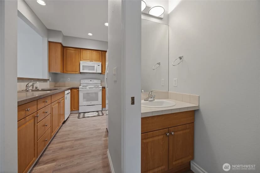 Property photo for 13000 Admiralty Way #j101, Everett photo 11