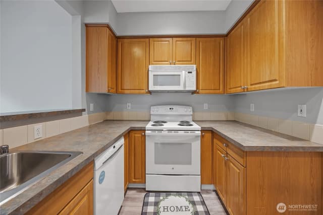 Property photo for 13000 Admiralty Way #j101, Everett photo 4