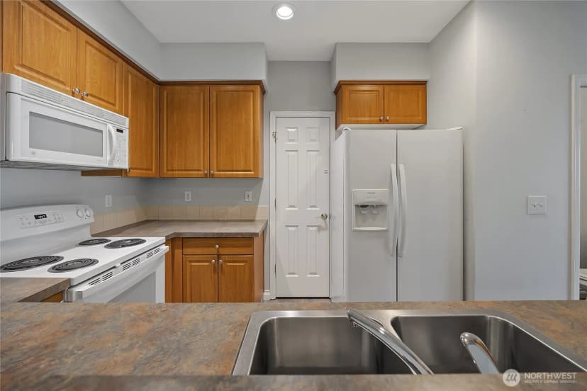 Property photo for 13000 Admiralty Way #j101, Everett photo 8
