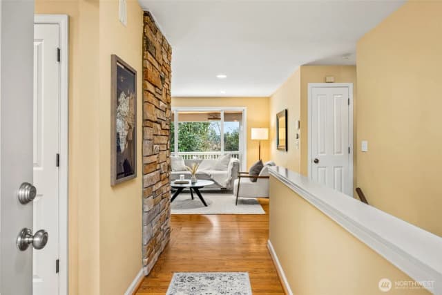 Property photo for 231 105th Avenue Se, Bellevue photo 3