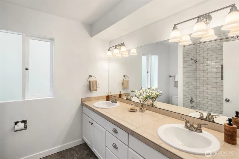 Property photo for 2534 Ne 94th Street, Seattle photo 17