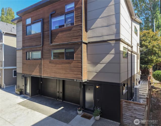 Property photo for 6534 42nd Avenue Sw #b, Seattle