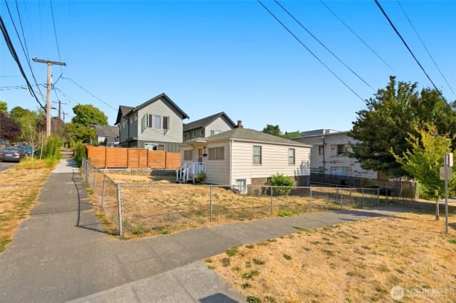 Property photo for 1403 E Alder Street, Seattle photo 3