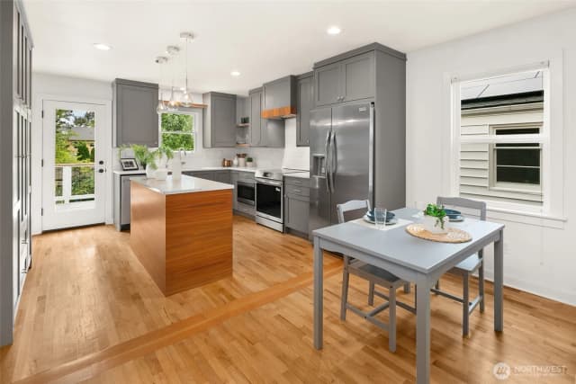 Property photo for 9219 5th Avenue Ne, Seattle photo 4