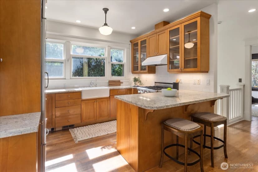 Property photo for 4918 Greenwood Avenue N, Seattle photo 5