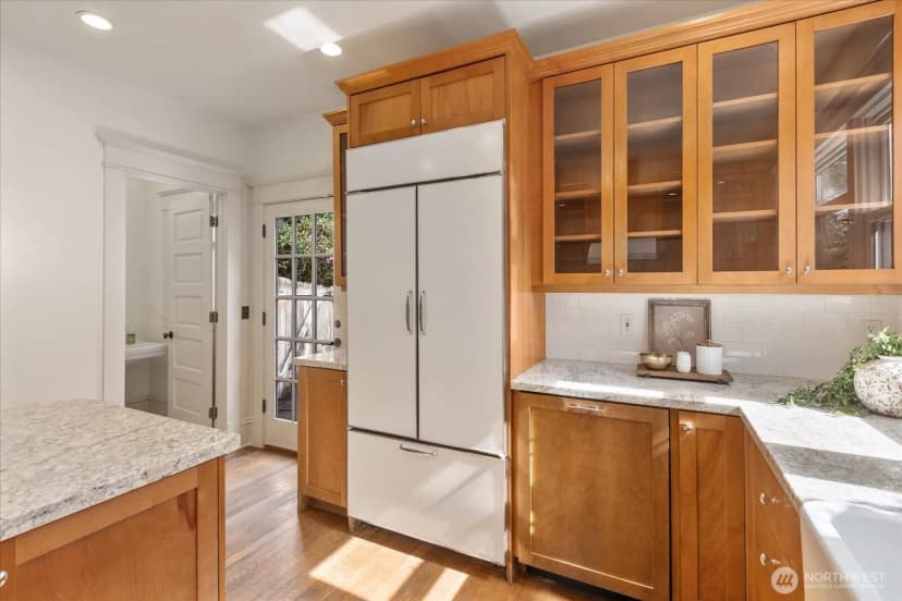 Property photo for 4918 Greenwood Avenue N, Seattle photo 6