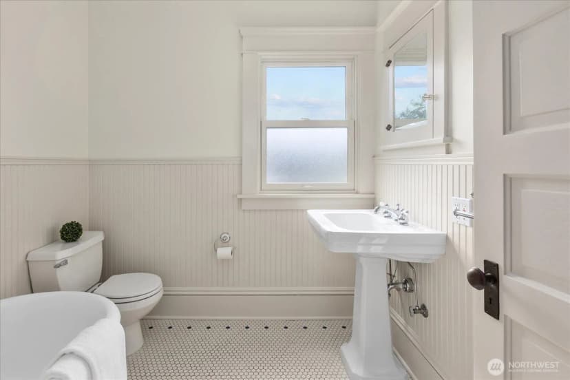 Property photo for 4918 Greenwood Avenue N, Seattle photo 8